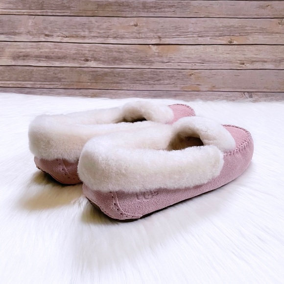 UGG Women’s Dakota Spill Seam Moccasin Slippers In Pink Cloud - Picture 2 of 8
